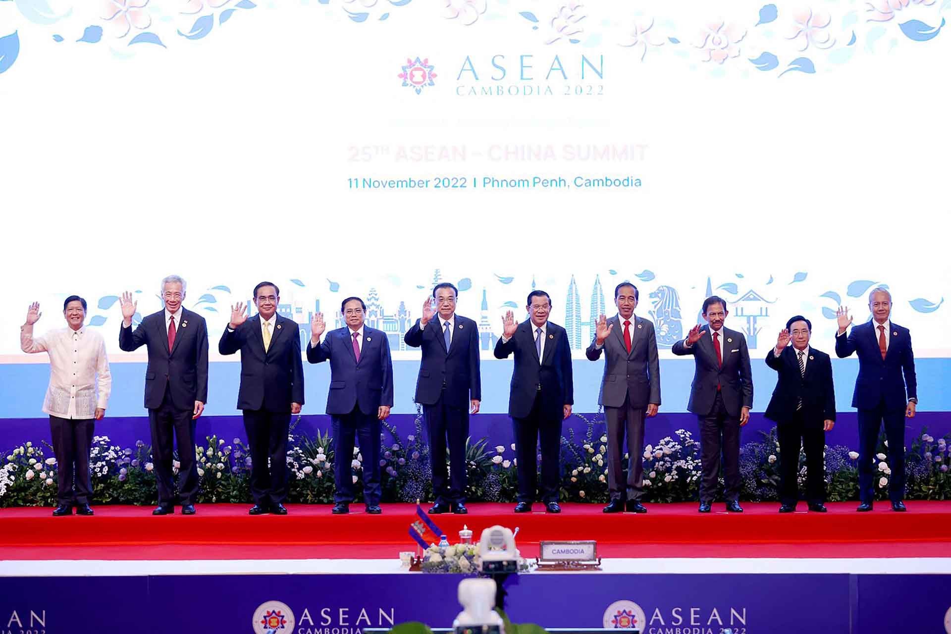 Trưởng đoàn các nước ASEAN và Thủ tướng Trung Quốc Lý Khắc Cường chụp ảnh chung. (Nguồn: VGP) Trưởng đoàn các nước ASEAN và Thủ tướng Trung Quốc Lý Khắc Cường chụp ảnh chung. (Nguồn: VGP)