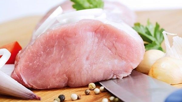 Giá heo hơi hôm nay 10/12: Giá heo hơi quay đầu giảm; nguồn cung trong nước dồi dào, vẫn chi ngoại tệ nhập thịt