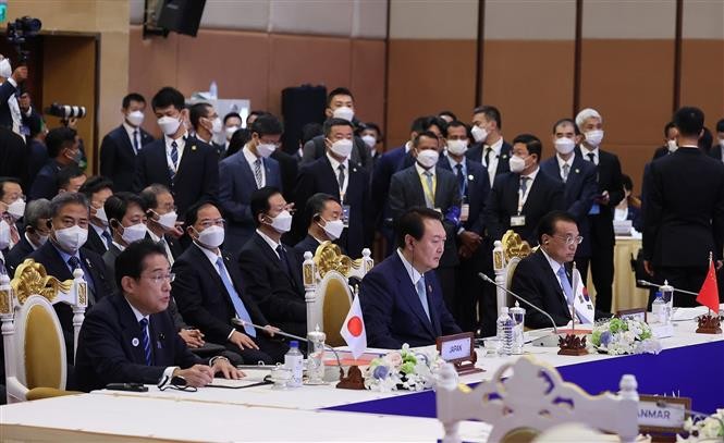 Thủ tướng Trung Quốc Lý Khắc Cường, Thủ tướng Nhật Bản Kishida Fumio và Tổng thống Hàn Quốc Yoon Suk-yeol dự hội nghị.