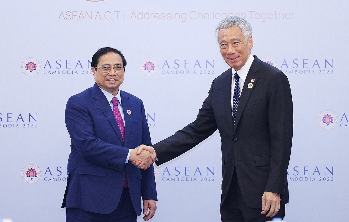 Bên lề Hội nghị Cấp cao ASEAN lần thứ 40, 41 và các Hội nghi cấp cao liên quan diễn ra tại thủ đô Phnom Penh, Campuchia, chiều 12/11/2022, Thủ tướng Phạm Minh Chính gặp Thủ tướng Singapore Lý Hiển Long. (Nguồn: TTXVN)