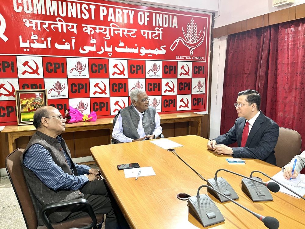 Đại sứ Nguyễn Thanh Hải làm việc với Tổng Bí thư D. Raja tại trụ sở của CPI ở thủ đô New Delhi. Đại sứ Nguyễn Thanh Hải làm việc với Tổng Bí thư D. Raja tại trụ sở của CPI ở thủ đô New Delhi.