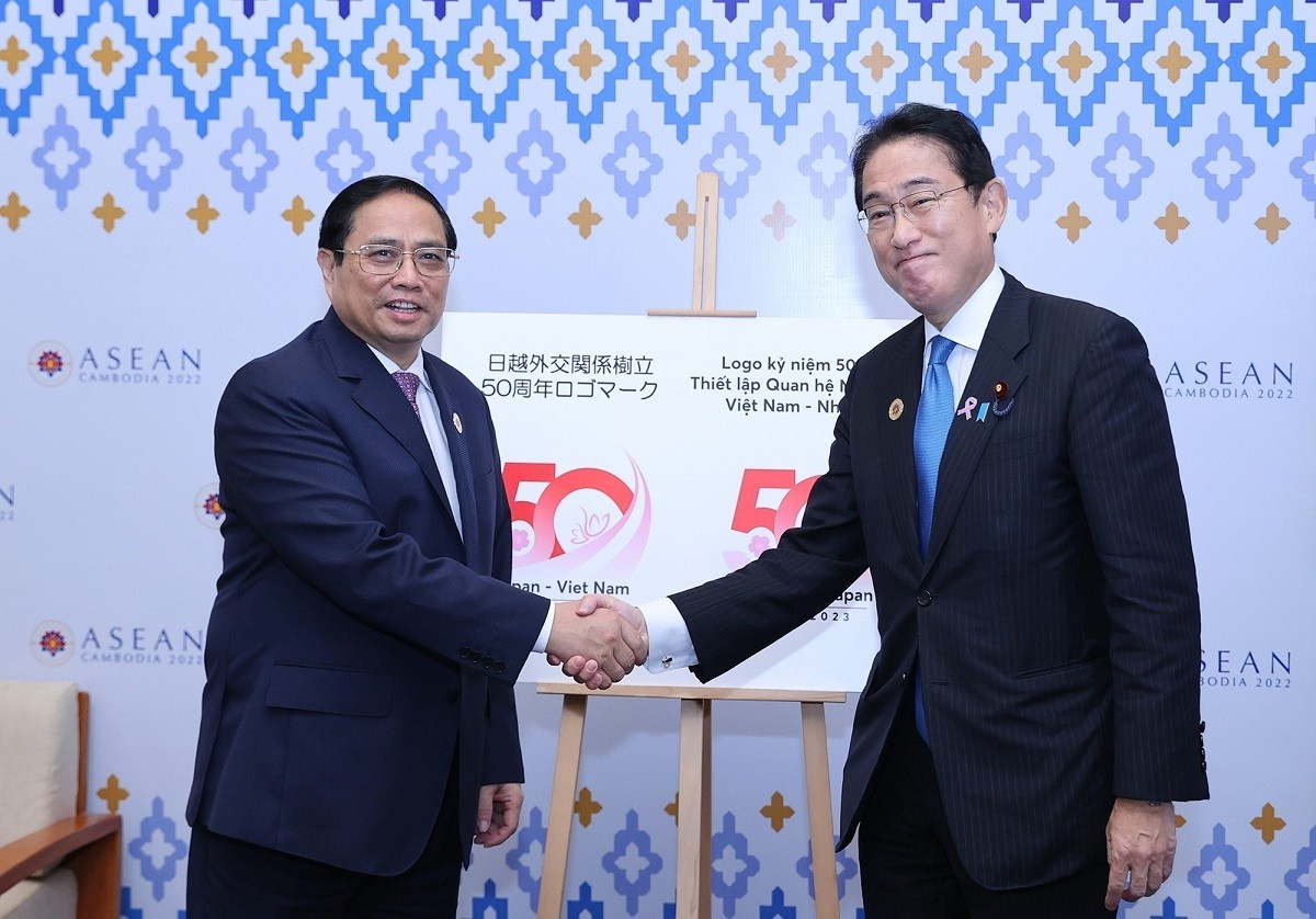 Thủ tướng Phạm Minh Chính gặp Thủ tướng Nhật Bản Kishida Fumio bên lề Hội nghị cấp cao ASEAN. (Nguồn: TTXVN)