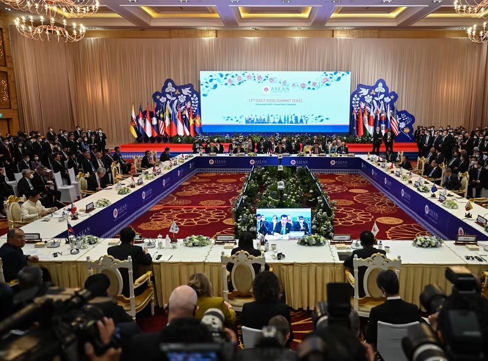 Ảnh ấn tượng tuần (7-13/11): Nữ binh sĩ Ukraine bắn pháo tự hành 2S7 Pion, Nga rút khỏi Kherson, gay cấn bầu cử giữa kỳ Mỹ-ông Biden giành lợi thế lớn