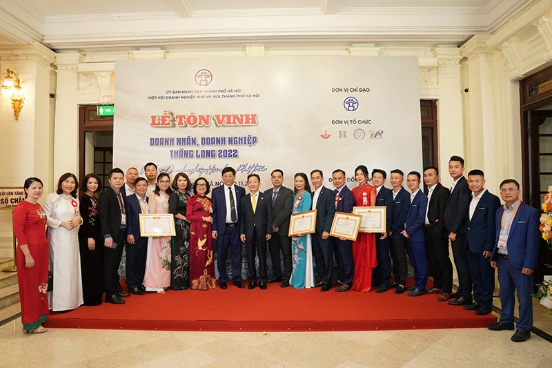 CEO DGroup được vinh danh tại Lễ tôn vinh Doanh nhân và Doanh nghiệp Thủ đô