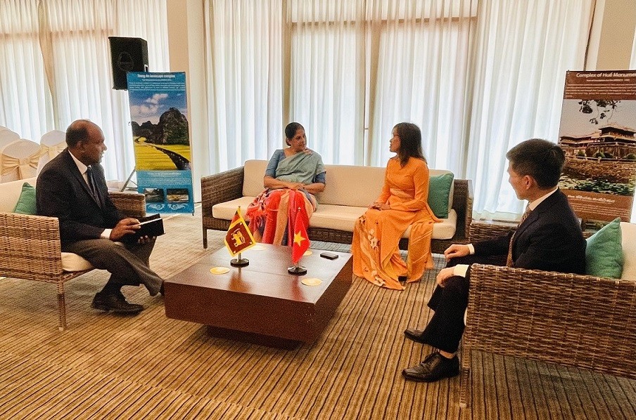 Ảnh 6. Đại sứ Hồ Thị Thanh Trúc tiếp Thống đốc tỉnh miền Đông bà Anuradha Yahampath