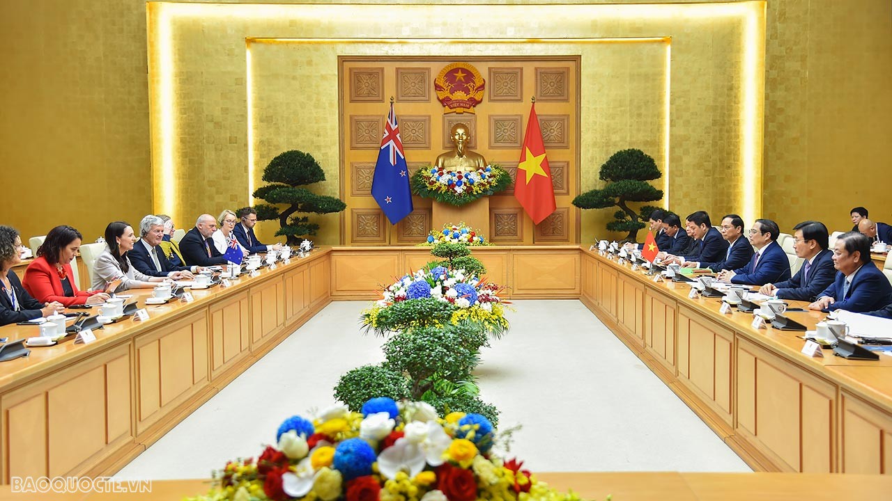 Hai bên tiến hành hội đàm.