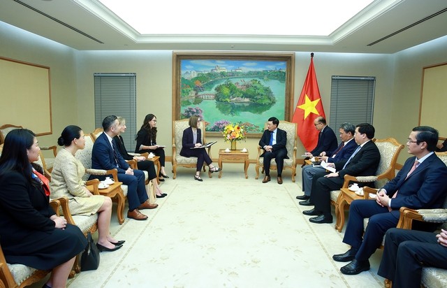 Thống đốc bang Oregon Katherine Brown bày tỏ mong muốn cùng Việt Nam khai thác tiềm năng hợp tác trong lĩnh bán dẫn. (Nguồn: VGP)