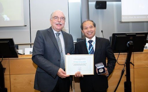 Ông Đoàn Quang Hoan nhận Huân chương và Bằng khen của ITU sau hai nhiệm kỳ đảm nhận vai trò thành viên Ủy ban Thể lệ vô tuyến của Liên minh Viễn thông quốc tế (ITU). (Nguồn: TTXVN)