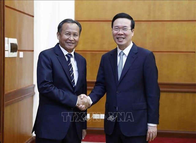 Thường trực Ban Bí thư Võ Văn Thưởng và Giám đốc Học viện Chính trị và Hành chính quốc gia Lào Phuvong Ankhamsen. (Nguồn: TTXVN)