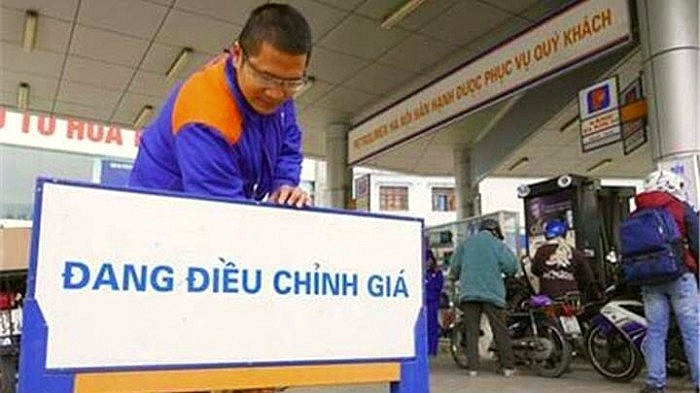 Giá xăng dầu hôm nay 15/11: Giảm mạnh ; chính phủ quyết liệt 'vào cuộc' điều hành xăng dầu Giá xăng dầu hôm nay 15/11: Giảm mạnh; Chính phủ quyết liệt 'vào cuộc' điều hành xăng dầu