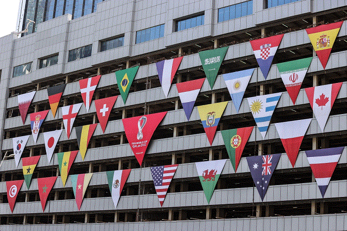 Cờ của 32 quốc gia cạnh tranh cho Giải vô địch bóng đá thế giới 2022 tại Qatar.