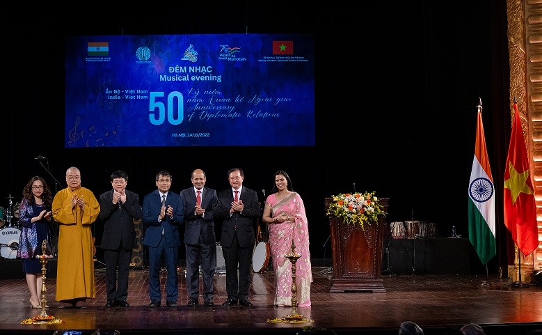 Trải nghiệm sắc màu của đêm nhạc Ấn Độ tại Việt Nam