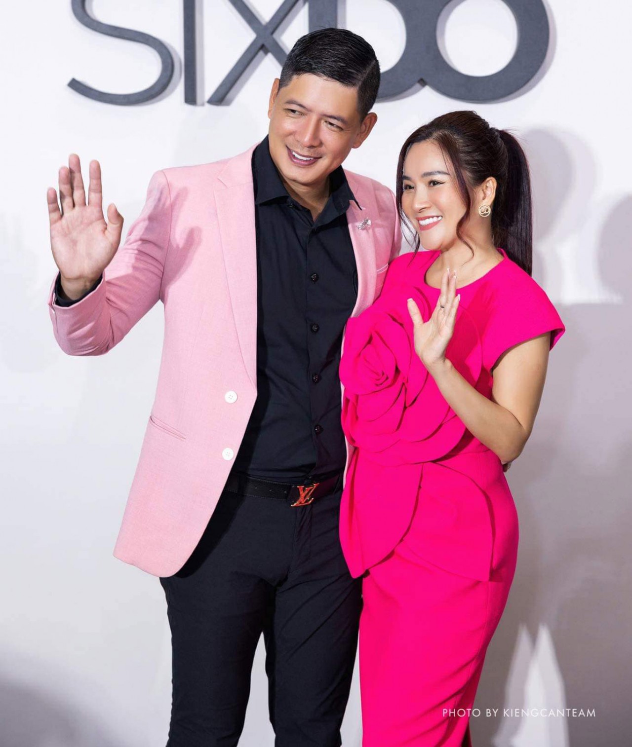 Bình Minh đưa vợ đi xem thời trang.