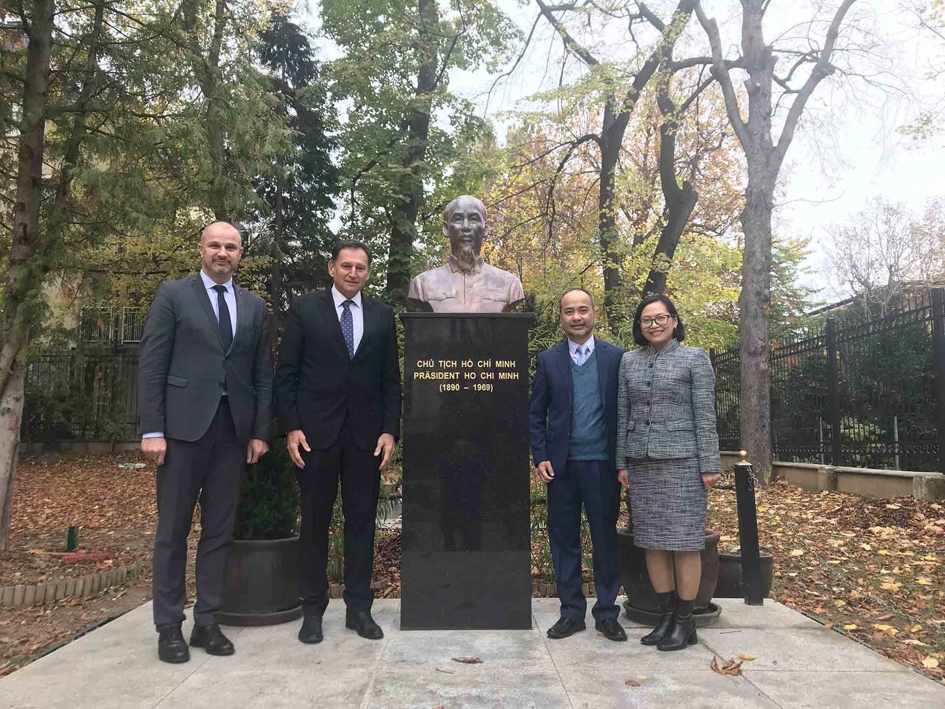 Đại sứ Nguyễn Trung Kiên tiếp và các đại biểu.