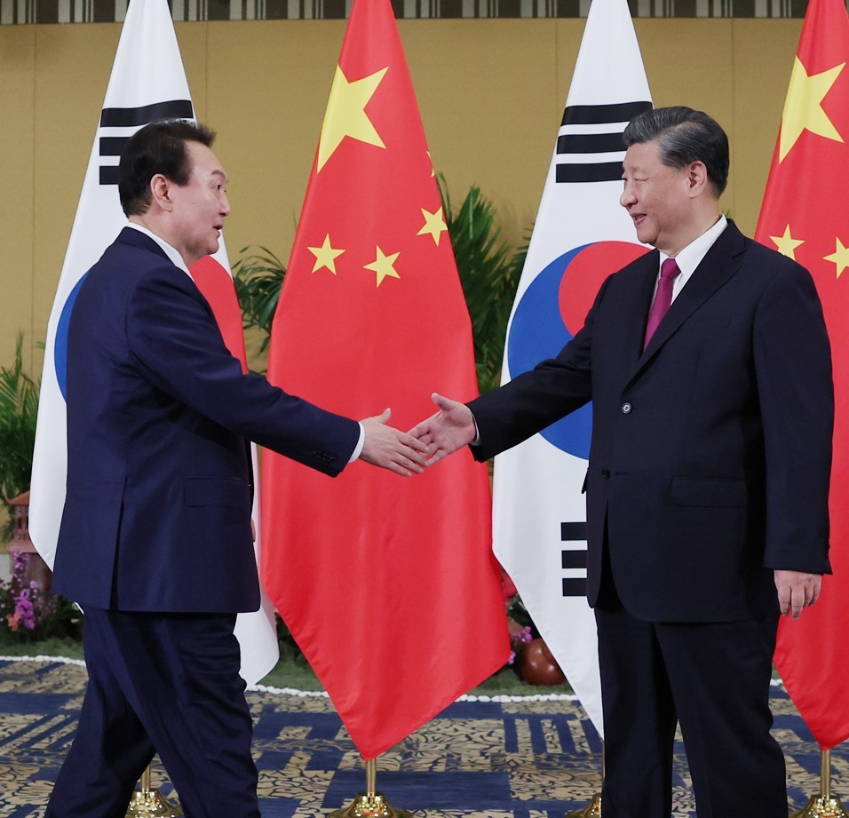 Ngày 15/11, Tổng thống Hàn Quốc Yoon Suk Yeol và Chủ tịch Trung Quốc Tập Cận Bình đã có cuộc gặp song phương đầu tiên tại Bali nhân dịp hai nhà lãnh đạo đến Indonesia tham dự Hội nghị thượng đỉnh G20. (Nguồn: Yonhap)