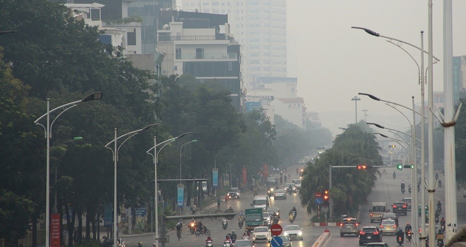 Dự báo thời tiết đêm nay và ngày mai (16-17/11): Hà Nội, Bắc Bộ, Bắc Trung Bộ sáng sớm sương mù; vùng núi Bắc Bộ, Nam Bộ mưa rào; phía Nam ngày nắng