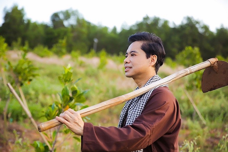 Ngọc Sơn giản dị trong áo bà ba, cùng người nông dân làm đẹp mảnh đất quê hương