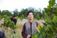 Ngọc Sơn giản dị trong áo bà ba, cùng người nông dân làm đẹp mảnh đất quê hương