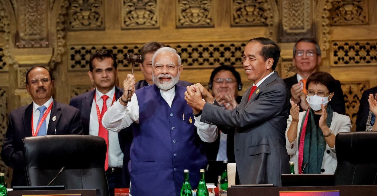 (11.16) Tổng thống Indonesia Joko Widodo chuyển giao chiếc búa, biểu tượng của cương vị Chủ tịch G20, cho Thủ tướng Ấn Độ Narendra Modi ngày 16/11. (Nguồn: Reuters) (11.16) Tổng thống Indonesia Joko Widodo chuyển giao chiếc búa, biểu tượng của cương vị Chủ tịch G20, cho Thủ tướng Ấn Độ Narendra Modi ngày 16/11. (Nguồn: Reuters)