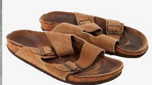 Bán đấu giá đôi dép của CEO Steve Jobs có giá cao kỷ lục