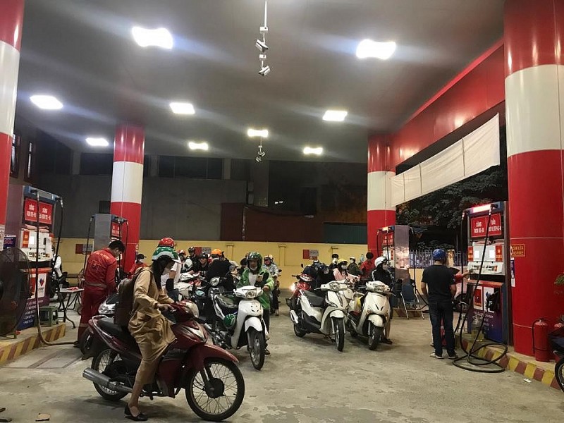 Giá xăng dầu hôm nay 17/11: Thế giới tăng nhẹ; tháo gỡ nguồn cung, các cây xăng tại Hà Nội đã 'dễ thở' hơn