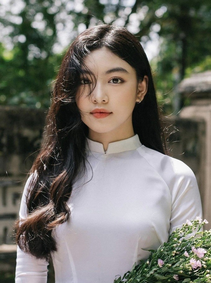 Con gái MC Quyền Linh gây sốt với nhan sắc xinh đẹp Con gái lớn MC Quyền Linh chia sẻ hình ảnh trước biển với trang phục màu xanh