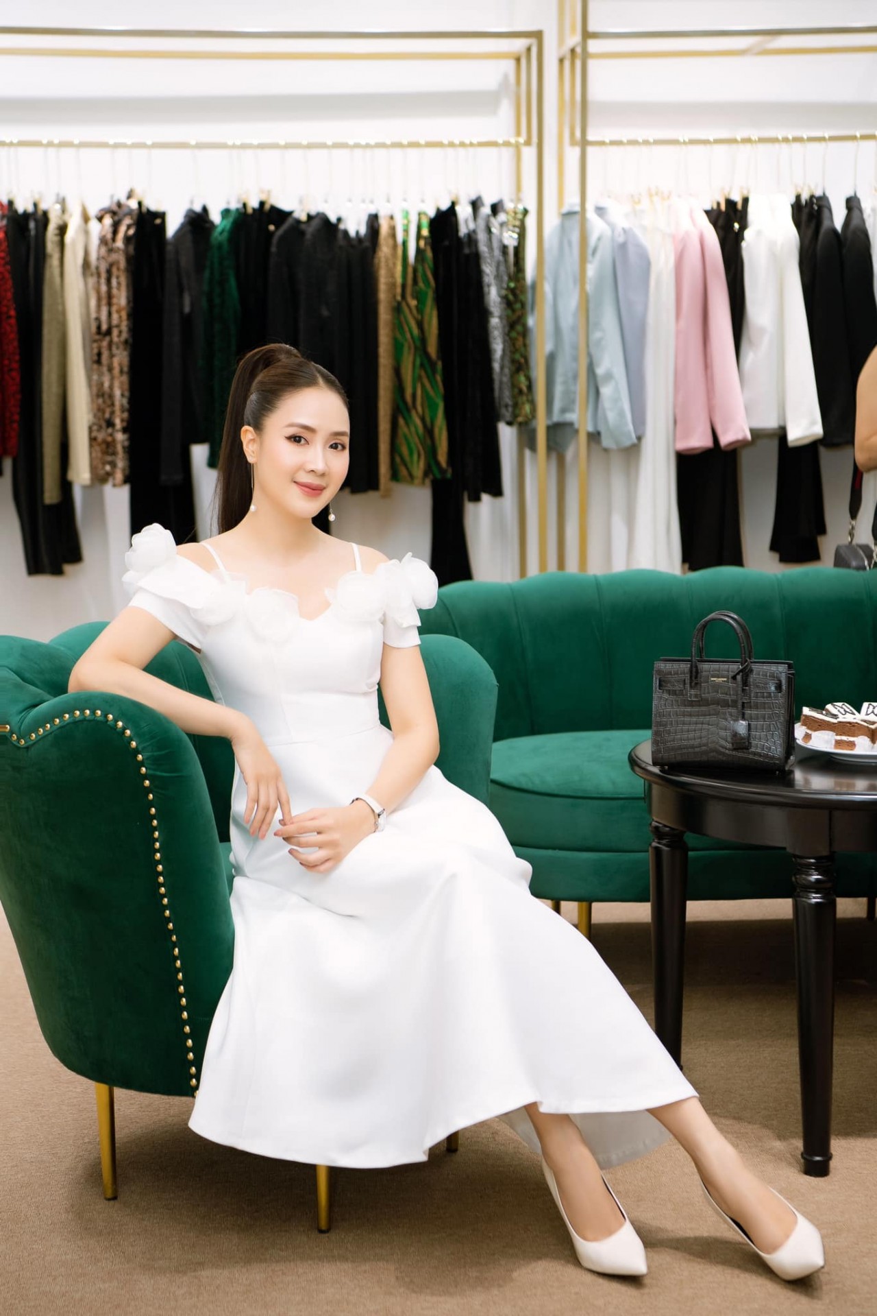 Hành trình công lý: Ngắm thời trang thanh lịch của diễn viên Hồng Diễm