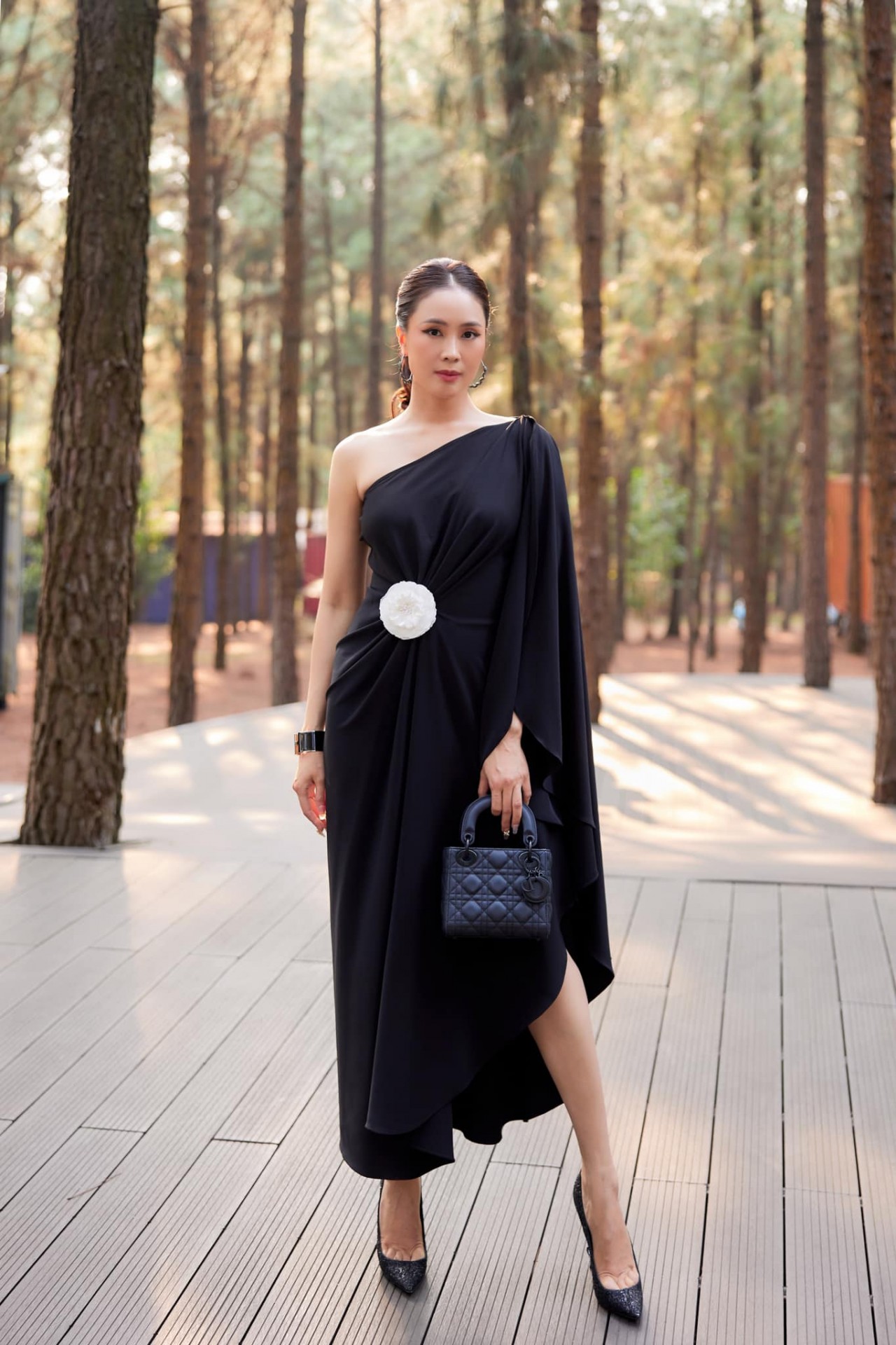 Hành trình công lý: Ngắm thời trang thanh lịch của diễn viên Hồng Diễm