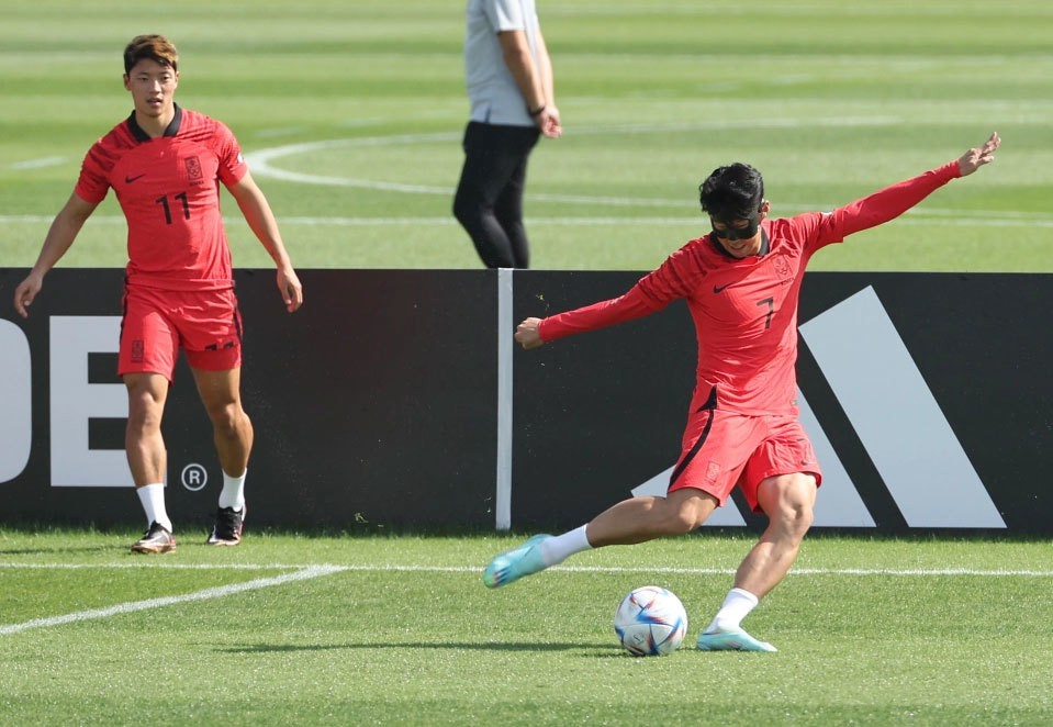 World Cup 2022: Son Heung Min đeo mặt nạ tập luyện ở Qatar