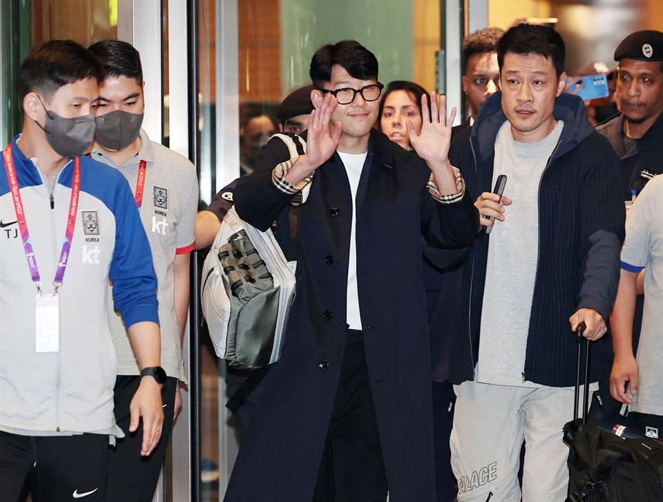 World Cup 2022: Son Heung Min đeo mặt nạ tập luyện ở Qatar