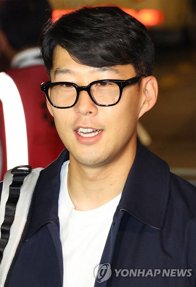 World Cup 2022: Son Heung Min đeo mặt nạ tập luyện ở Qatar