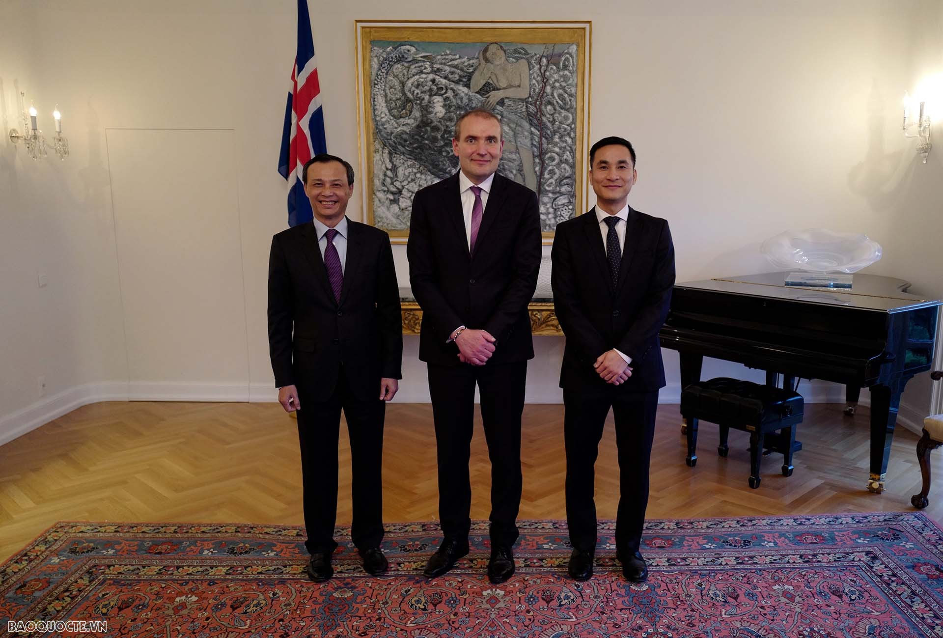 Đại sứ Lương Thanh Nghị chụp ảnh chung với Tổng thống Iceland.