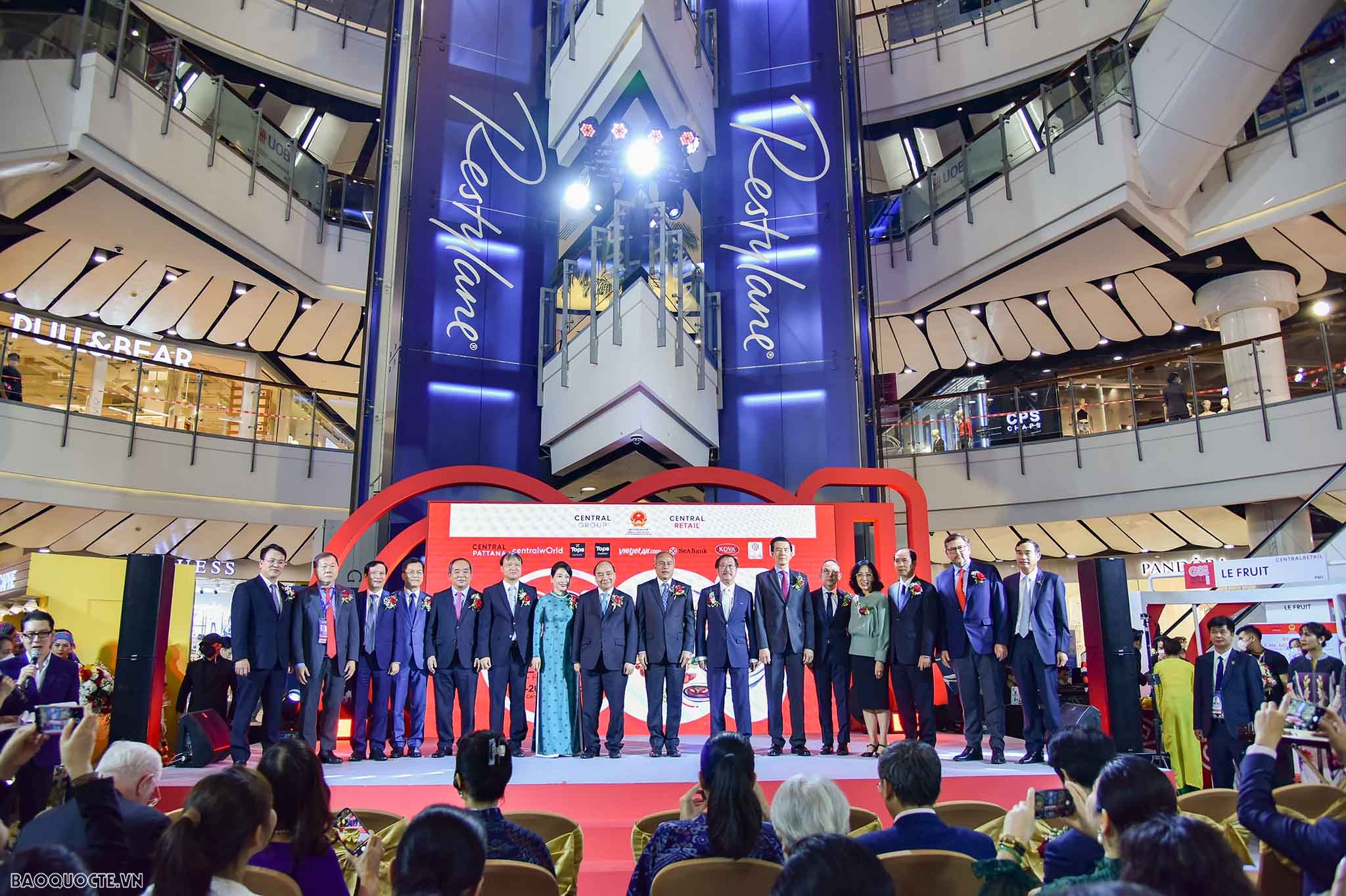 Chủ tịch nước Nguyễn Xuân Phúc cắt băng khởi động Tuần hàng Việt Nam tại Thái Lan