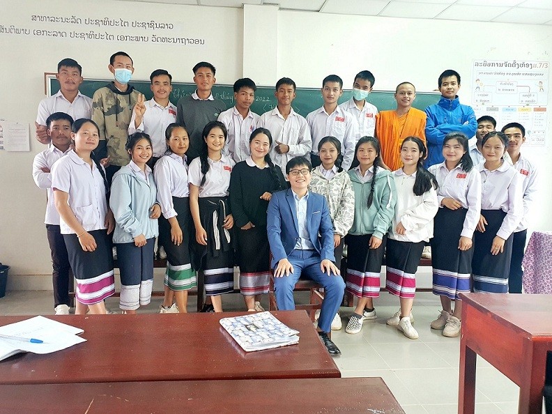 Tuổi xuân của một giáo viên Việt Nam ở nước bạn Lào