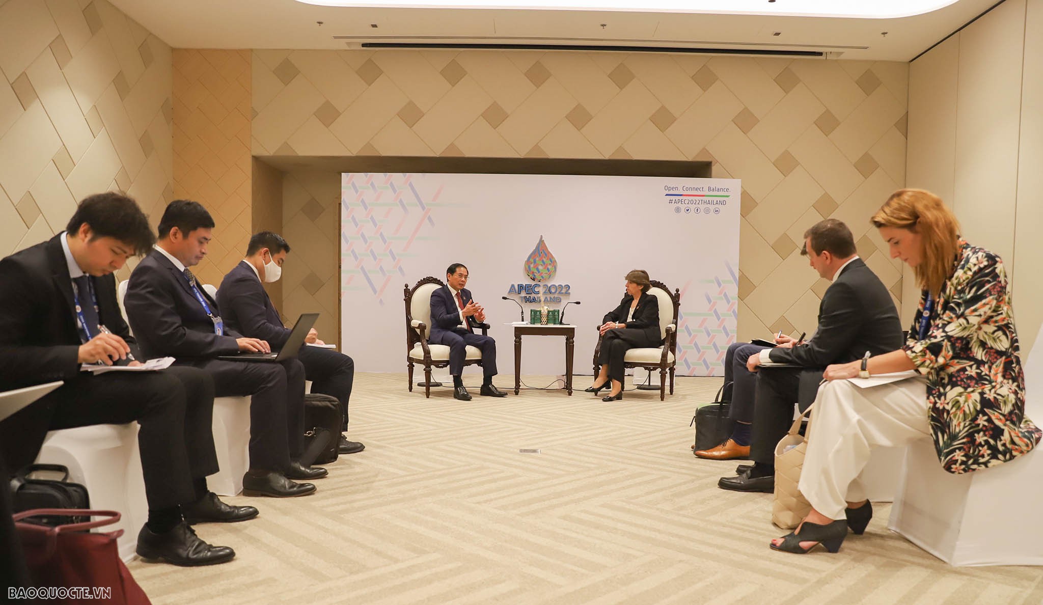 undefined Bộ trưởng Bùi Thanh Sơn gặp Bộ trưởng Ngoại giao Pháp và Papua New Guinea