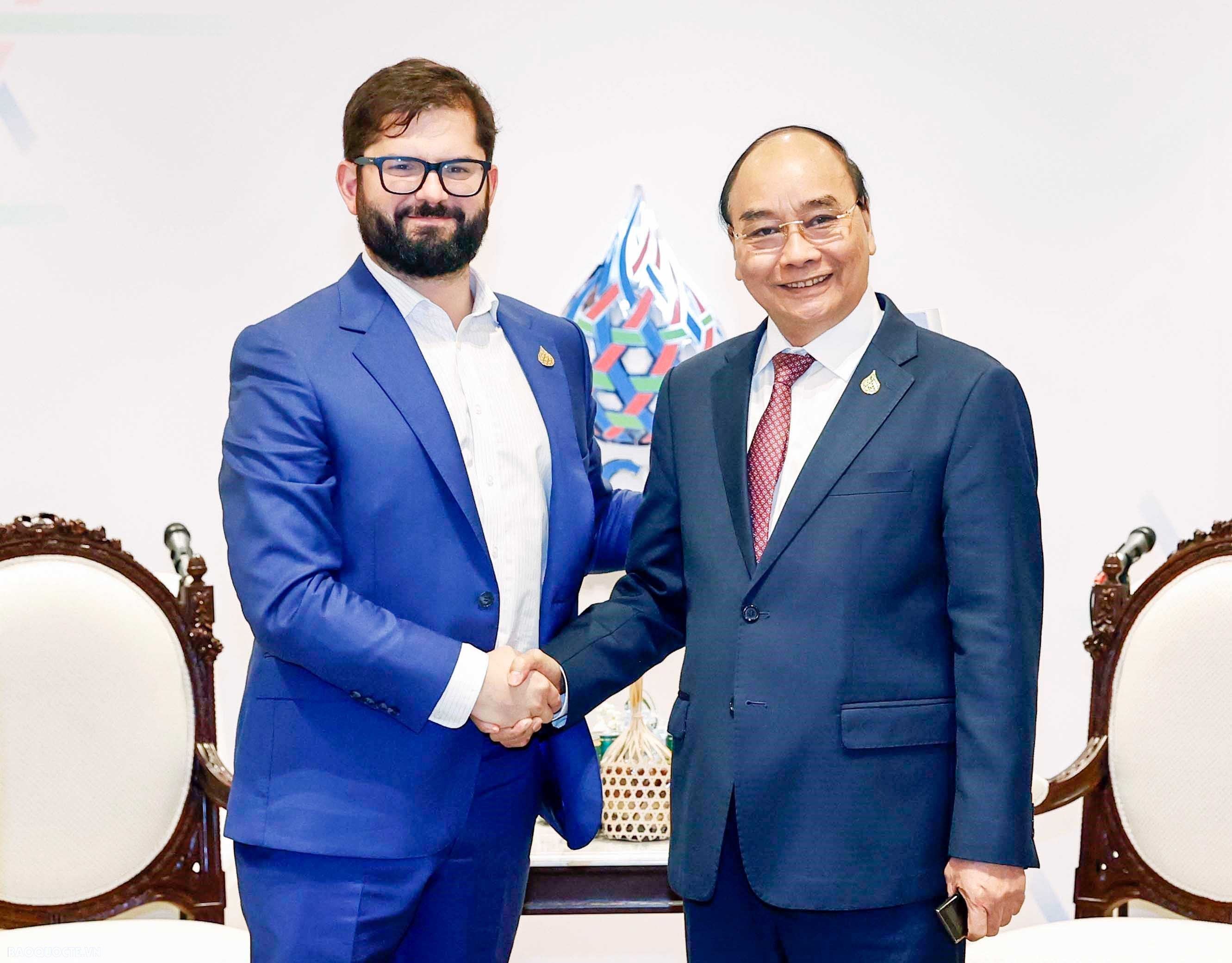 Chủ tịch nước tiếp xúc song phương nhiều lãnh đạo các nền kinh tế thành viên APEC