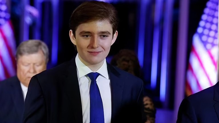 Cậu út Barron nhà cựu Tổng thống Trump khiến truyền thông 'mắt tròn mắt dẹt' vì ngoại hình quá bảnh