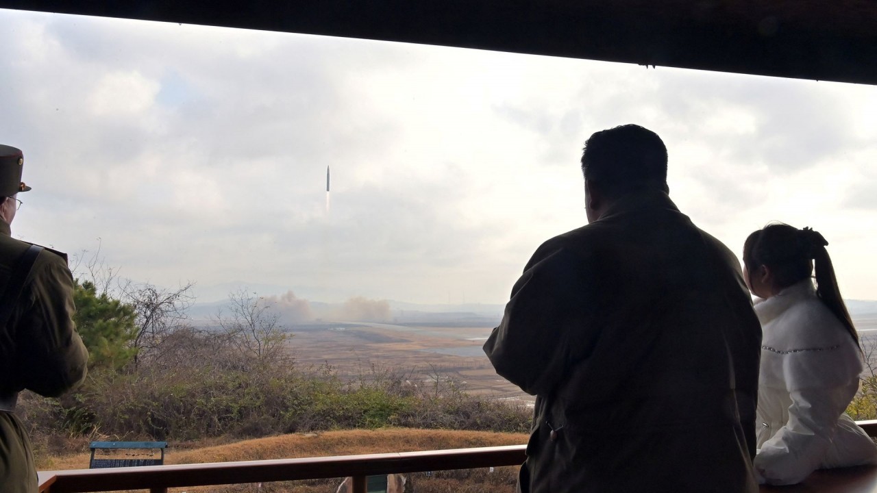 Chủ tịch Triều Tiên dẫn con gái thị sát bãi phóng tên lửa