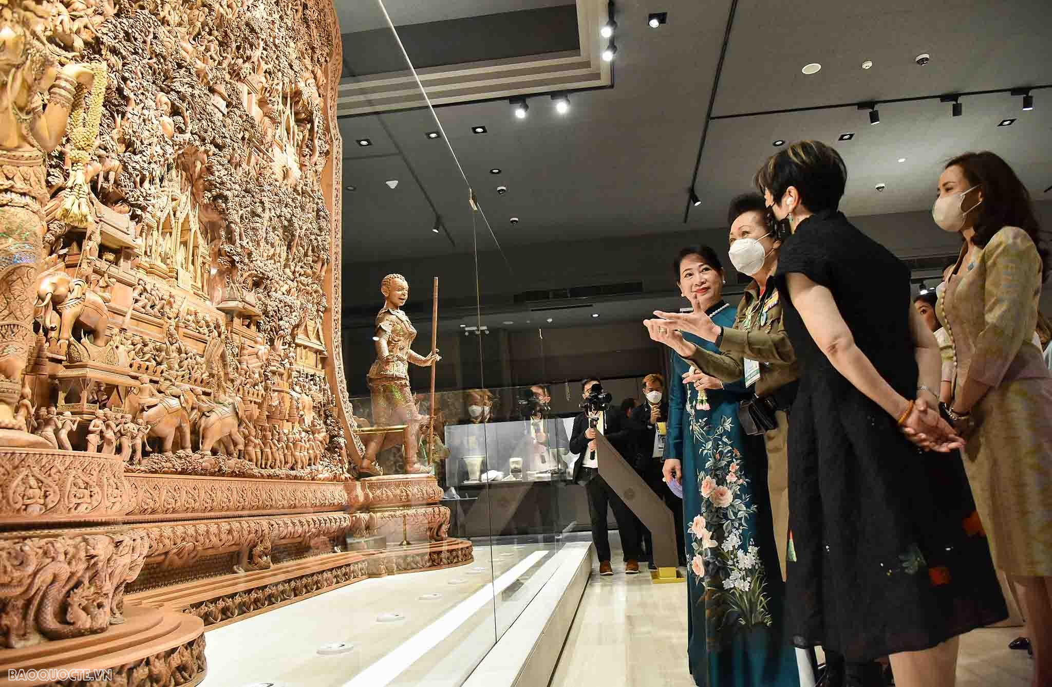 Bảo tàng Hoàng gia Thái Lan trưng bày các sản phẩm của Viện Nữ hoàng Sirikit – nơi đây chính là trung tâm đào tạo nghề nghiệp cho nhiều người dân lao động nghèo khó của Thái Lan và Bảo tàng do chính Nữ hoàng Sirikit thành lập.