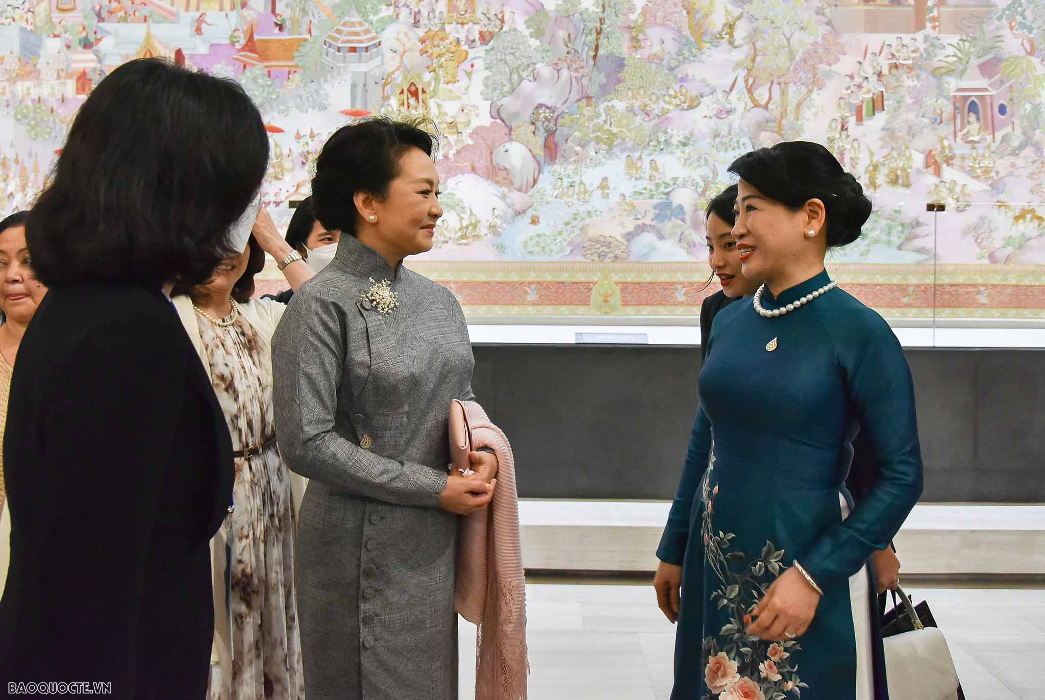 Phu nhân Chủ tịch nước cùng phu nhân, phu quân trưởng đoàn APEC tham quan Bảo tàng Hoàng gia Thái Lan