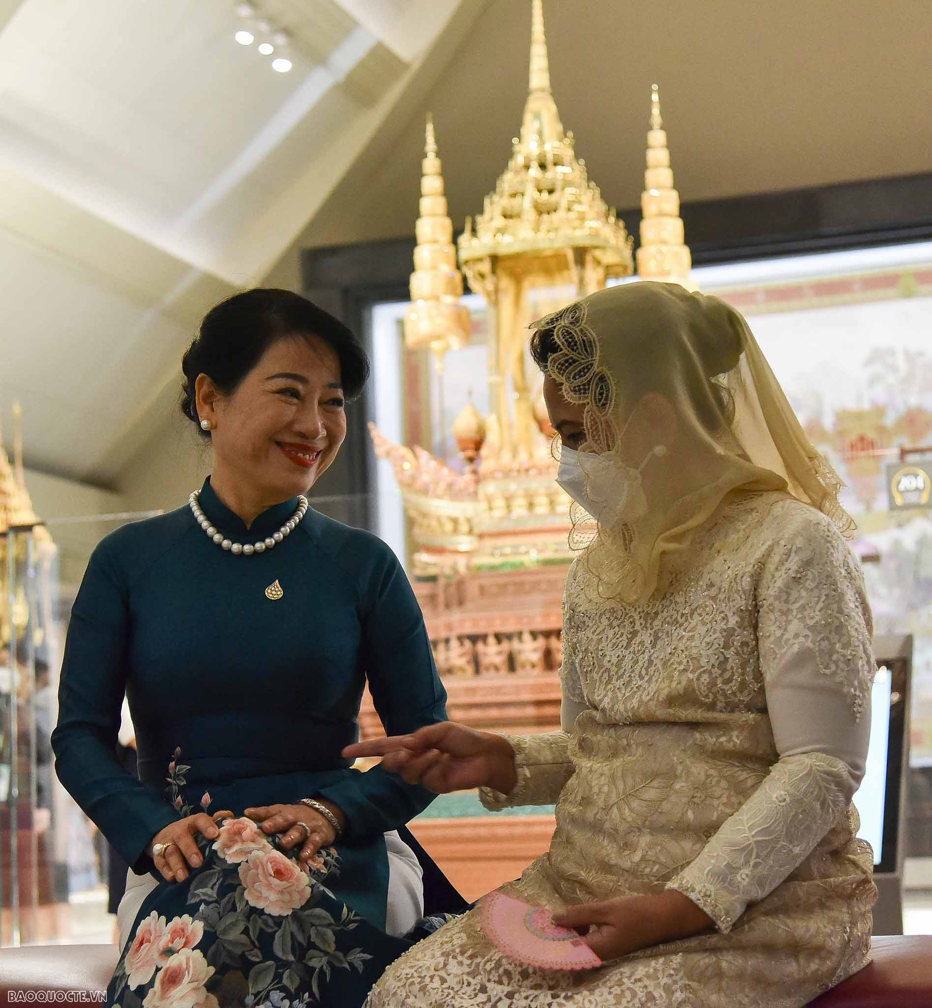 Phu nhân Chủ tịch nước cùng phu nhân, phu quân trưởng đoàn APEC thăm quan Bảo tàng Hoàng gia Thái Lan