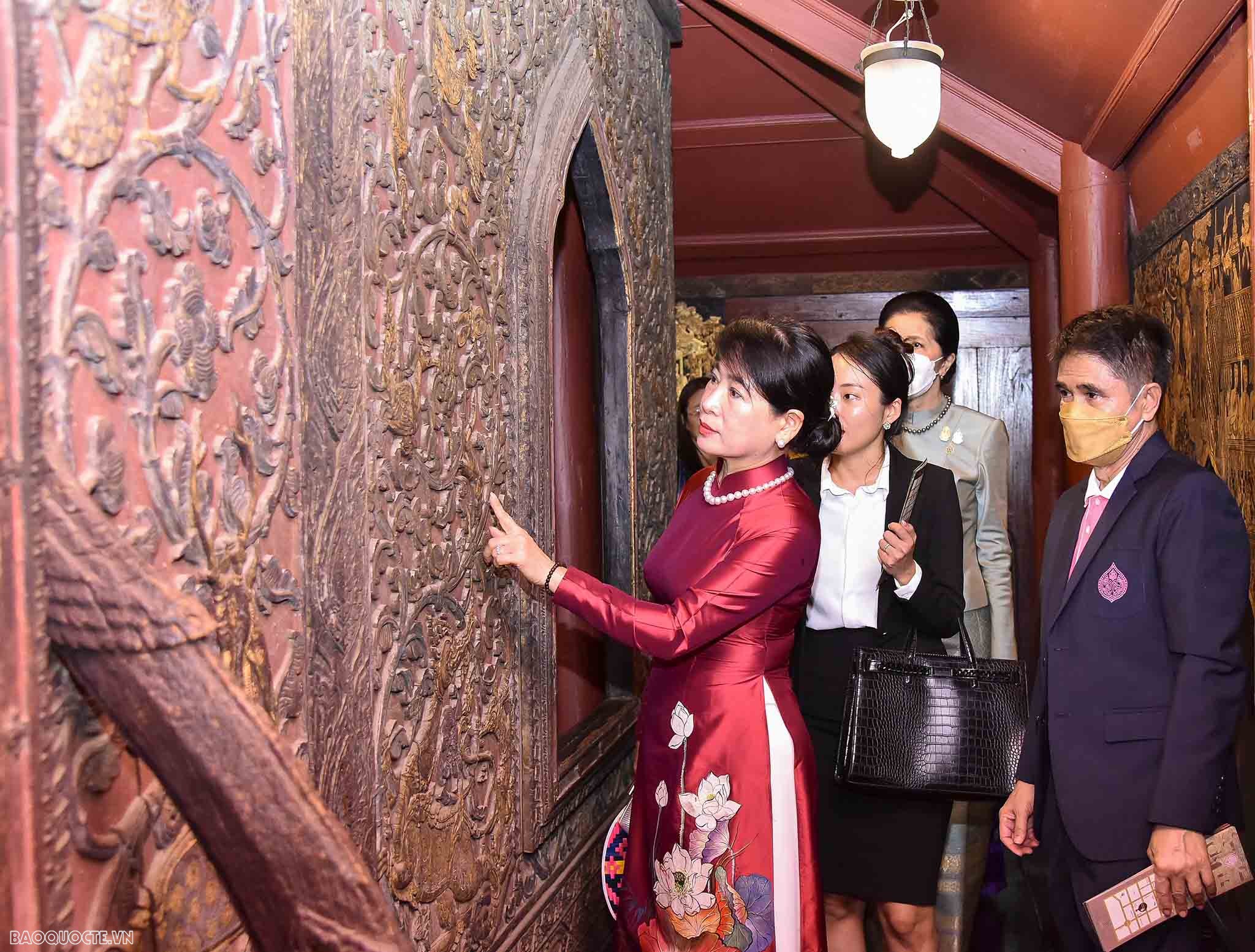 Phu nhân Chủ tịch nước cùng phu nhân, phu quân trưởng đoàn APEC thăm quan Bảo tàng Hoàng gia Thái Lan
