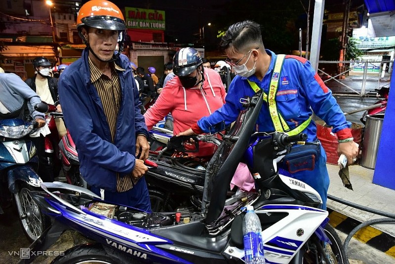 Giá xăng dầu hôm nay 20/11: Tuần 'rơi tự do'; sau nhiều kỳ tăng liên tiếp, ngày mai giá xăng trong nước có thể quay đầu giảm