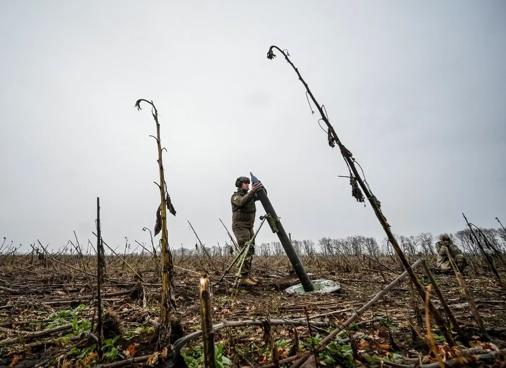 Binh sĩ Ukraine bắn súng cối tại Zaporizhzhia, Ukraine. (Nguồn: Reuters) Binh sĩ Ukraine bắn súng cối tại Zaporizhzhia, Ukraine. (Nguồn: Reuters)