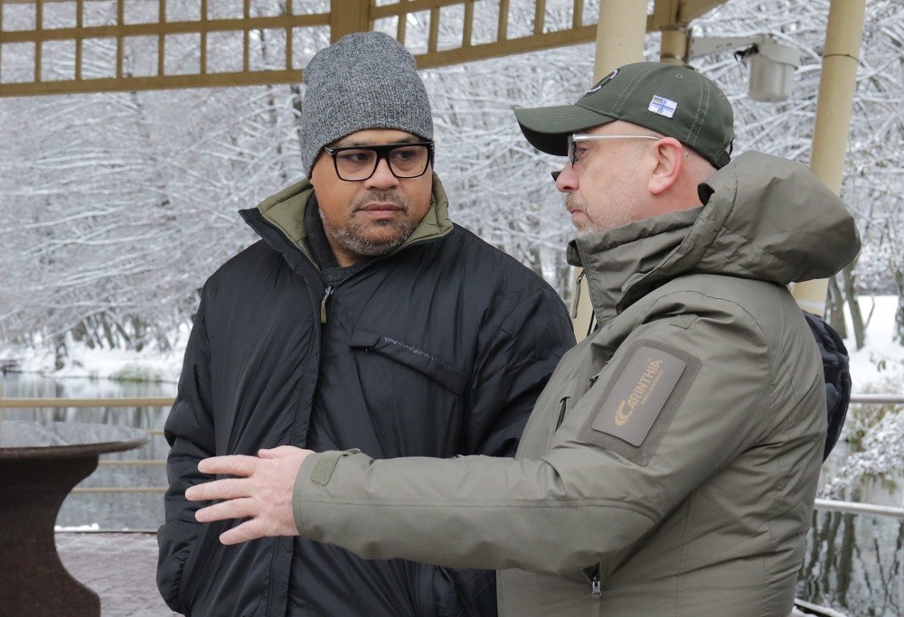 (11.21) Bộ trưởng Quốc phòng New Zealand Peeni Henare and Bộ trưởng Quốc phòng Ukraine Oleksii Reznikov trong cuộc gặp tại Kiev ngày 20/11. (Nguồn: Bộ Quốc phòng Ukraine)