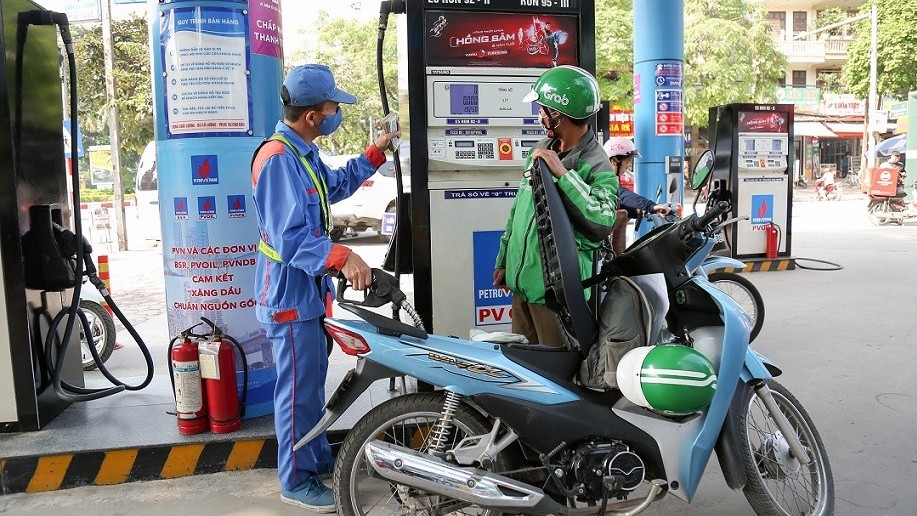 gia xang dau hom nay 2111 the gioi bien dong nhe chieu nay gia xang se duoc dieu chinh tang hay giam