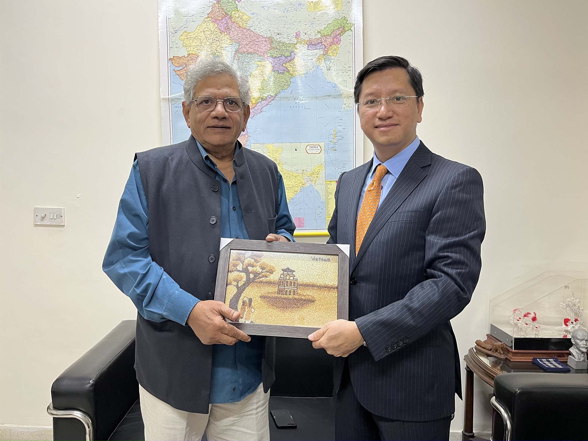 Đại sứ Nguyễn Thanh Hải trao quà lưu niệm cho Tổng Bí thư Đảng Cộng sản Ấn Độ Marxist (CPI-M) Sitaram Yechury tại trụ sở CPI-M ở thủ đô New Delhi. 