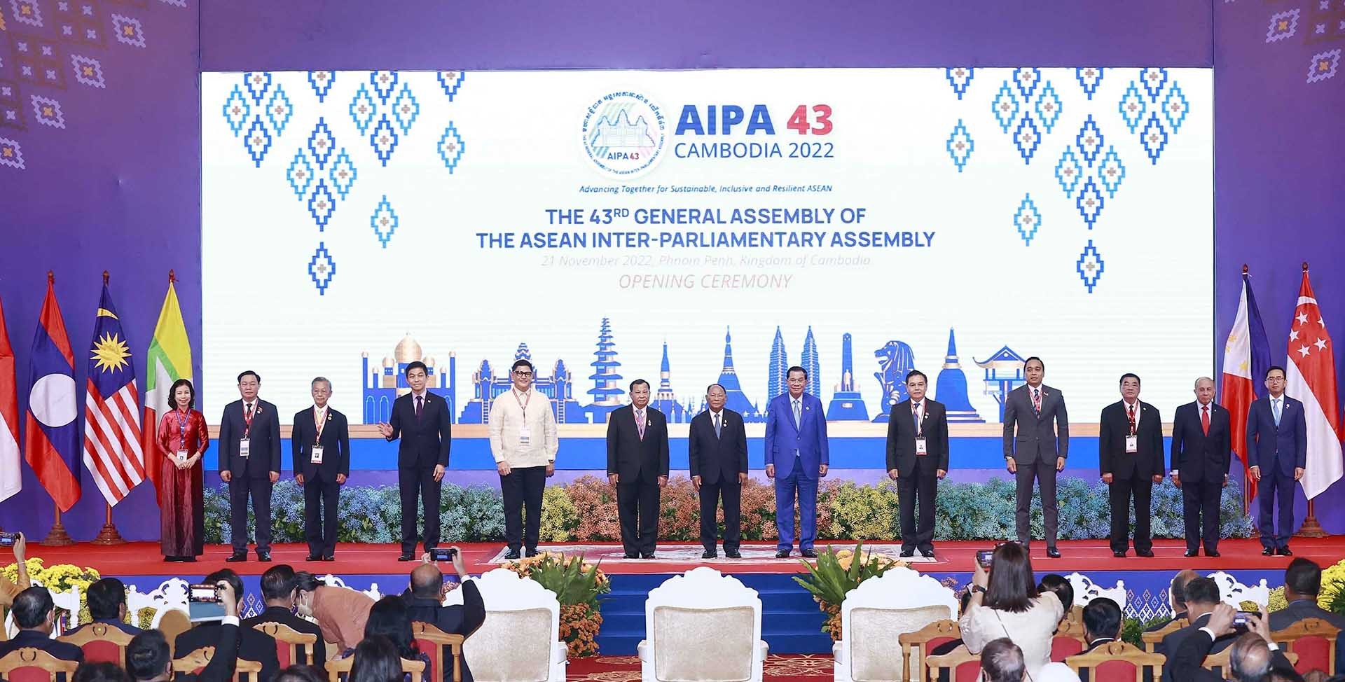 Chủ tịch Quốc hội Vương Đình Huệ chụp ảnh chung với các trưởng đoàn và đại biểu. (Nguồn: TTXVN) Chủ tịch Quốc hội Vương Đình Huệ chụp ảnh chung với các trưởng đoàn và đại biểu. (Nguồn: TTXVN)