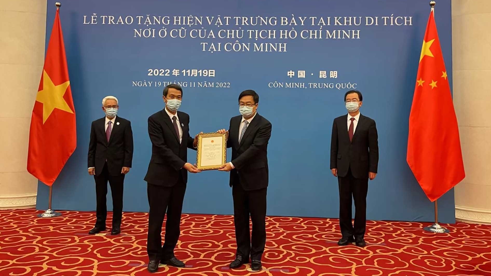 Trao tượng Bác Hồ và hiện vật trưng bày cho Khu di tích Chủ tịch Hồ Chí Minh tại thành phố Côn Minh, Trung Quốc