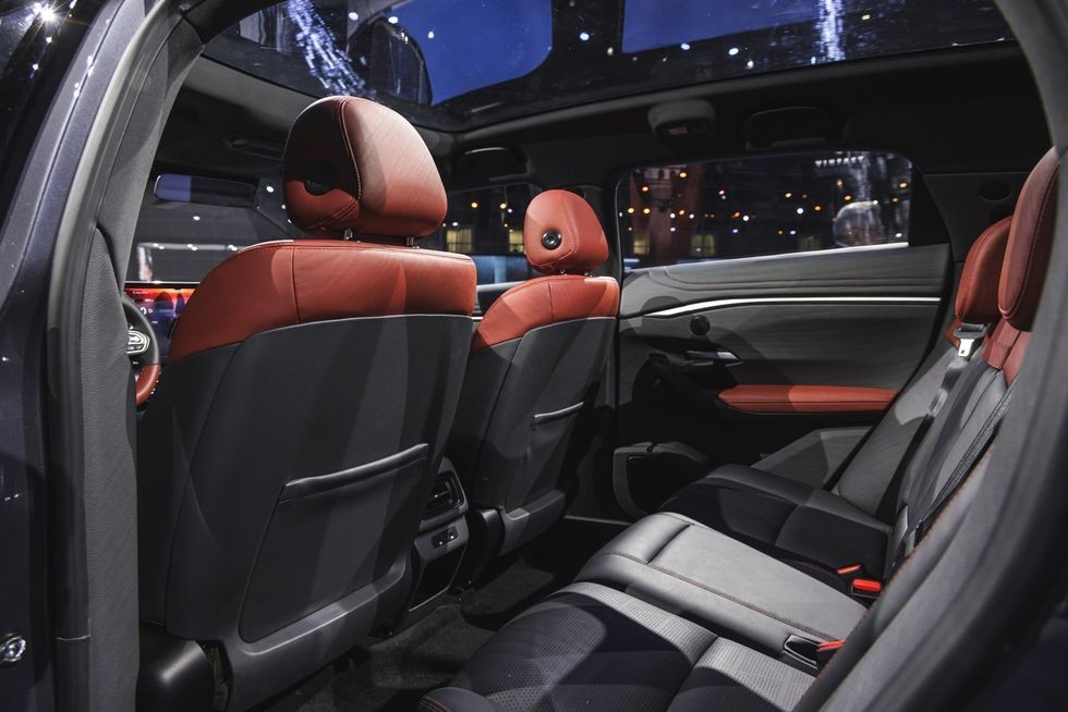 Cận cảnh chi tiết VinFast VF7 tại Los Angeles Auto Show 2022 Cận cảnh chi tiết VinFast VF7 tại Los Angeles Auto Show 2022